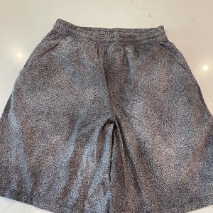 4 pairs of men’s Lululemon shorts